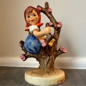 Apple Tree Girl - M.I. Hummel 141 3/0